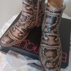 NIB Corkys Boutique 7